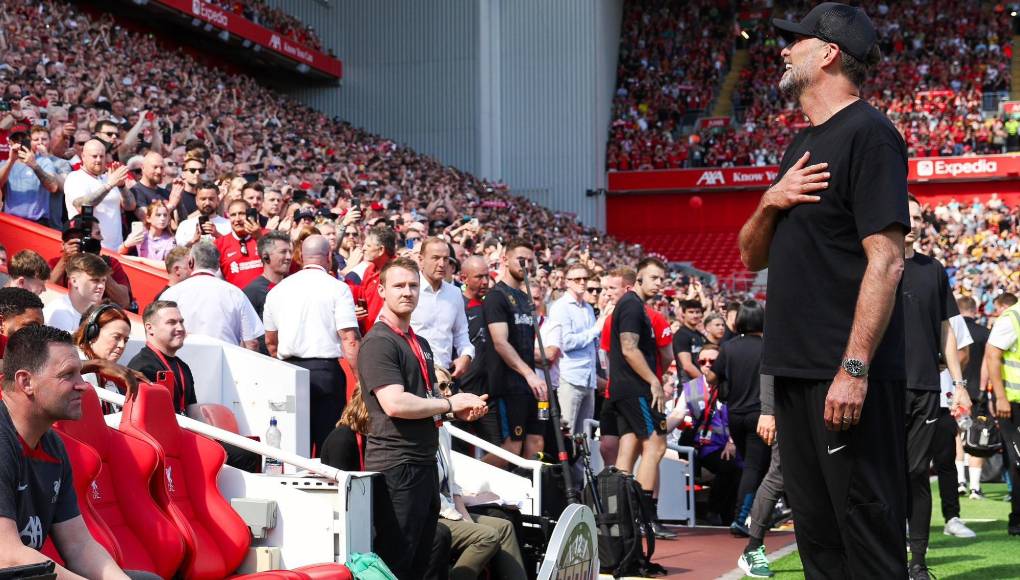 En el momento de saltar al césped, Klopp recibió una ovación con todos los aficionados de Anfield.