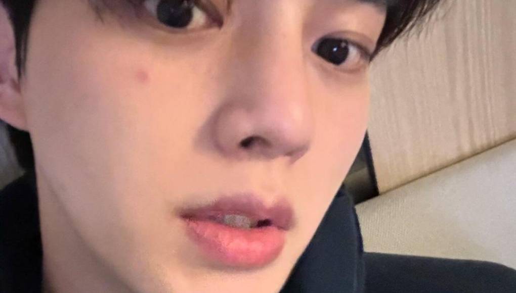 Antes de partir, el actor de 29 años le escribió una emotiva carta de despedida a sus seguidoras, a las que llama SONGPYEON, que significa Song Kang + Pyeon (que significa “estar al lado” en coreano). La carta se traduce así:¡SONGPYEON! ¡No estoy seguro de por dónde empezar...! Como habrás visto en las noticias, ¡por fin ya me voy! ¡SONGPYEON que me ha amado desde mi debut en 2017 e incluso después de eso! Creo que soy quien soy porque siempre estás ahí.Tantos recuerdos y años pasan como un relámpago estos días. Últimamente he estado escribiendo notas de agradecimiento antes de irme a la cama. Hay tantas cosas por las que me siento agradecido con SONGPYEON Estoy muy agradecido de que llenaran mis 20 con momentos significativos, incluidos cumpleaños, aniversarios, reuniones de fans, etc.”