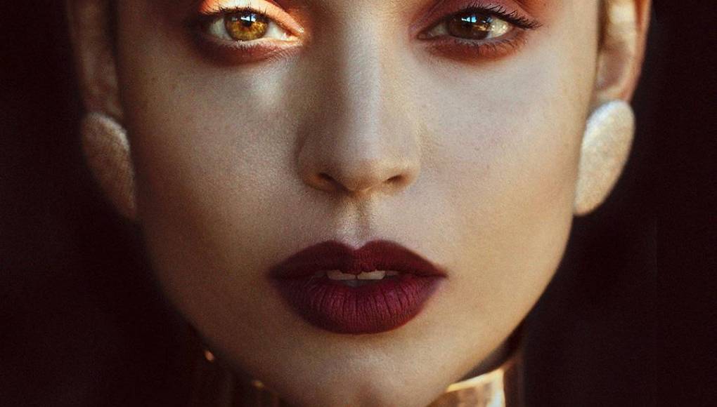 Sofia Carson en Marzo de 2022 lanzó su primer disco homónimo como cantante, ensambla sonidos soul y R&amp;B y un pop rítmico, resaltando su presencia vocal. Entre los temas del disco incluye uno en español, ‘Cómo, Cuándo y Dónde’.