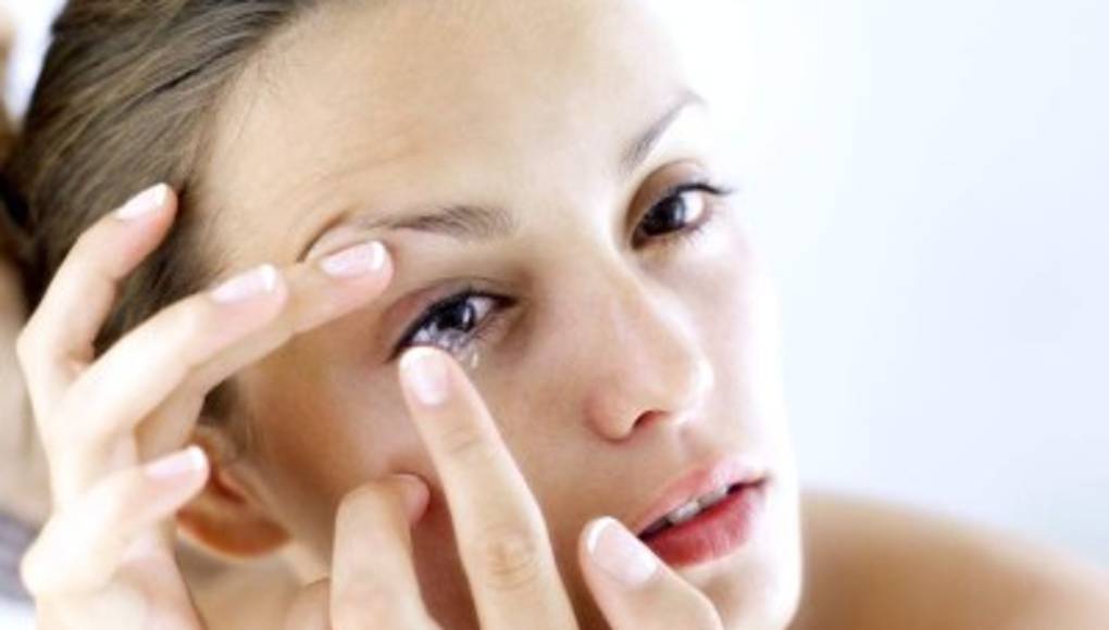 ¿Usa lentes de contacto? Sus ojos corren riesgo
