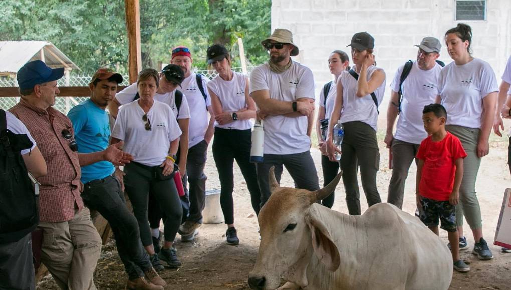 Aquella escena marcó su vida, por lo que al volver a Estados Unidos comenzó a gestionar ayudas con conocidos y renunció a su carrera para llevar soluciones funcionales y duraderas a las familias en pobreza extrema.