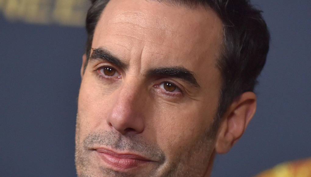 El intérprete británico, de 52 años y conocido por filmes como ‘Borat’ (2005), y la actriz australiana, de 48 y protagonista en cintas como ‘Wedding Crashers’ (2005) y ‘Bachelorette’ (2012), se casaron en 2010 y tienen tres hijos.