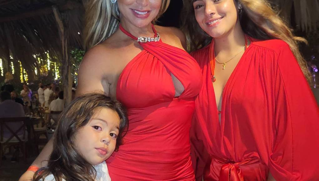 Alexa, izquierda, es la hija menor de Sandra, y quien no tiene redes sociales. Sandra Muñoz sí ha compartido videos de Alexa obsequiando ropa que ya no usa a las hijas de sus seguidoras en Instagram donde cuenta con más de 1 millón de fans.