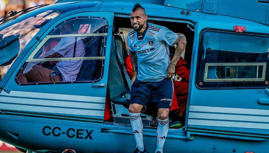 El mediocampista chileno de 36 años bajó del helicóptero con una sonrisa y emocionado por el momento especial.