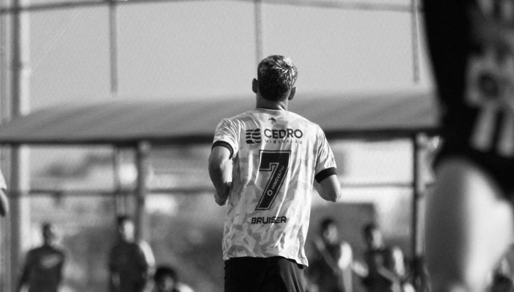 Por su parte, el padre de la víctima asegura que la joven murió por la hemorragia provocada por un corte de aproximadamente 5 centímetros en la parte intima de la joven, supuestamente provocado mientras sostenía relaciones sexuales con el futbolista.