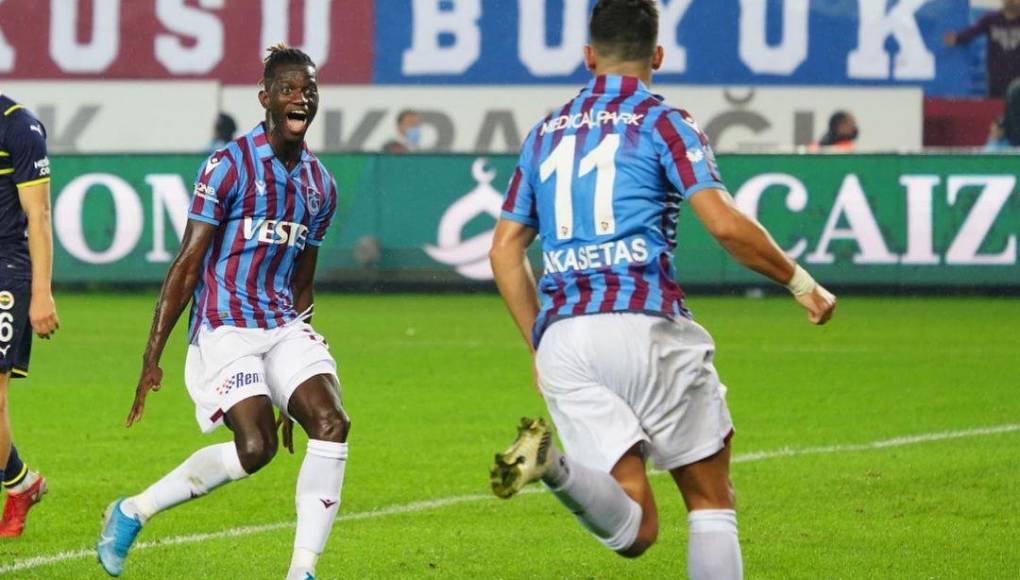 A Edelino, pensando que era Edgar Ié, le pidieron que mostrara su permiso para conducir, pero se negó.