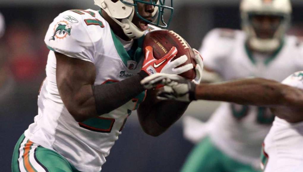 Davis nació el 27 de mayo de 1988 en Washington, D.C. Jugó al fútbol universitario en la Universidad de Illinois antes de ser seleccionado por los Miami Dolphins en la primera ronda del Draft de la NFL de 2009.