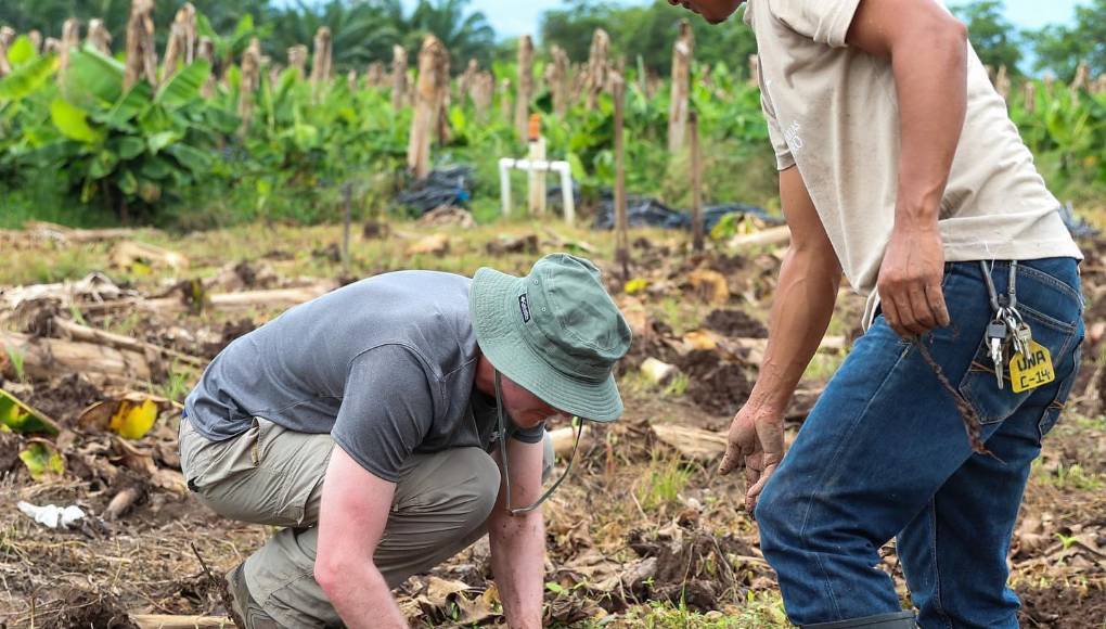 Al llegar a la comunidad, Fuller, quien a su corta edad tenía una prometedora carrera en la bolsa de valores, conoció a familias que usaban lonas como casas para protegerse de la lluvia y se dio cuenta que las ayudas que llevaban no suplían sus necesidades. 