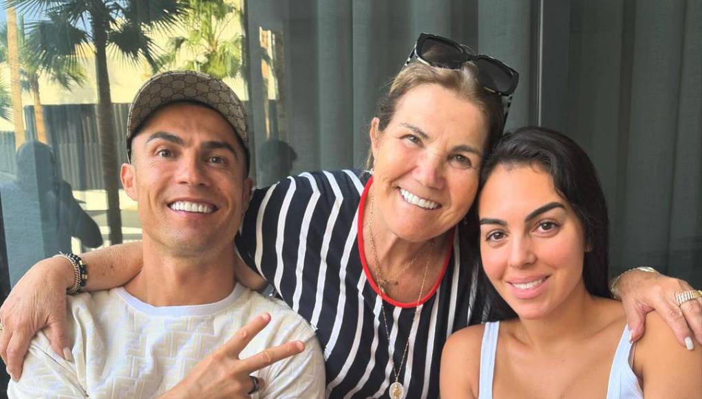Esta es la fotografía que compartió hace unos días la madre de Cristiano Ronaldo en su cuenta oficial de Instagram y con emojis de corazones.