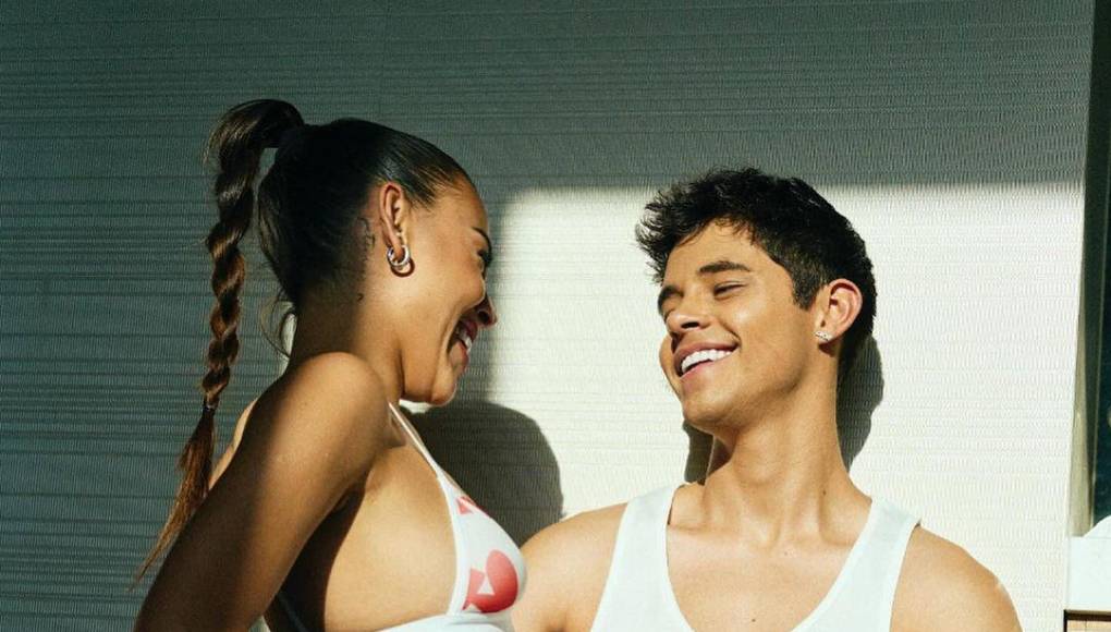 Alex es hijo del venezolano Néstor Daniel Hoyer y la mexicana Loly Hurtado, integrantes del grupo musical Los Terrícolas, que fue muy popular en la década de los setenta. Siguiendo los pasos de su padre, el joven <b>inició su carrera como cantante en 2013</b>, con tan solo 16 años de edad, donde empezó a subir algunos <b>covers </b>a YouTube que rápidamente llamaron la atención de la audiencia.