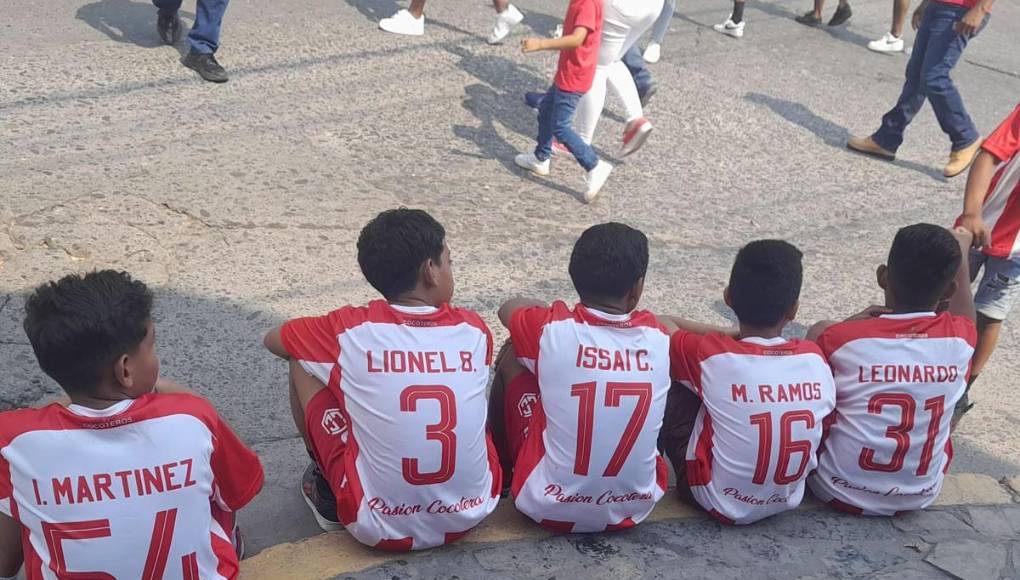 Estos niños con camisetas del Vida con sus nombres en la espalda.