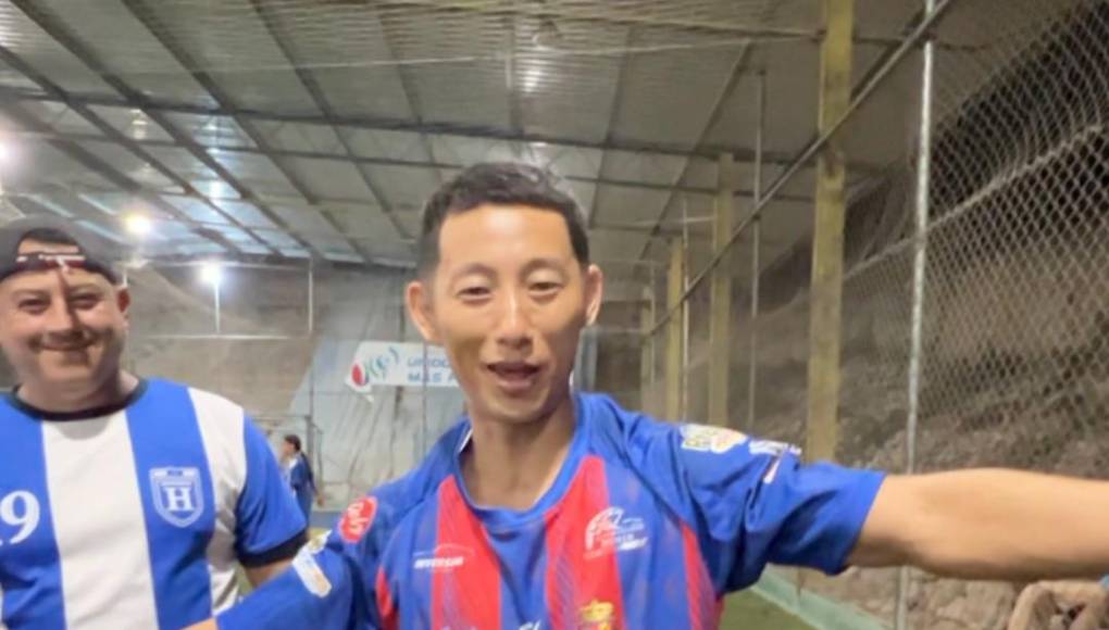 Shin Fujiyama con la camisa del Real Juventud, que tiene su sede en Santa Bárbara, de la Liga de Ascenso.