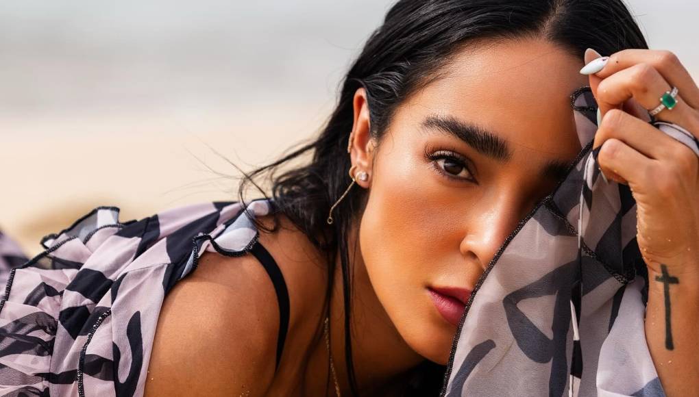 La actriz, influencer y modelo <b>Manelyk González</b> ha sido reconocida por su participación en el reality show “Acapulco Shore” y otras producciones televisivas donde ha demostrado ser una mujer que no le teme a los escándalos. Sin embargo, aunque pareciera que se sabe todo de ella por ser tan abierta en redes sociales, recientemente <b>sorprendió a sus seguidores</b> al confesar un acontecimiento de su adolescencia.