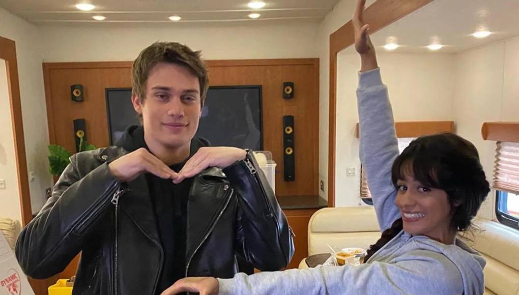 “Estoy aprendiendo español por mi cuenta y estoy considerando tomar clases de antropología o psicología”, agregó Galitzine. Demostrando que es muy enfocado si quiere aprender algo por su cuenta. Y por cierto, no estudió en la universidad ni está en sus planes por el momento. 