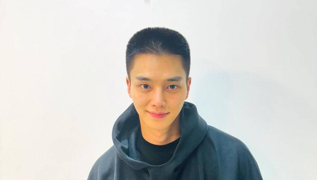Song Kang compartió fotografías en su cuenta de Instagram su nuevo look antes de entrar al ejército, donde luce su cabellera ya corta. Se calcula que el actor sea dado de baja en octubre de 2025, lo que marcará su retorno a la vida civil y a su carrera actoral.
