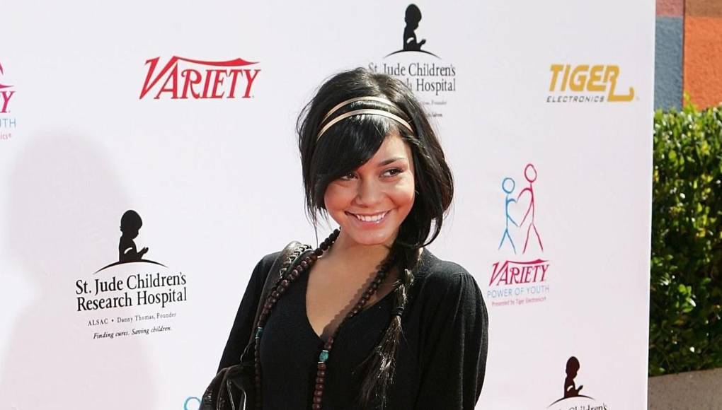 A partir de 1998, Hudgens actuó en teatro musical como cantante y apareció en producciones locales de <i>Carousel</i>, <i>The Wizard of Oz</i>, <i>The King and I</i>, <i>The Music Man</i> y <i>Cinderella</i>, entre otras. Dos años después comenzó a hacer audiciones para comerciales y programas de televisión. Tuvo su primer papel como actriz en un episodio de la comedia de situación <i>Still Standing</i>, que se emitió en CBS en 2002. En enero de 2006, Hudgens interpretó a Gabriella Montez, uno de los papeles principales en la película original de Disney Channel <i>High School Musical </i>y desde ahí saltó a la fama mundial. 