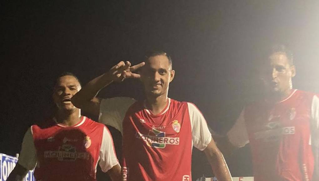 Diego Reyes permanece como agente libre tras finalizar el vínculo que lo ataba al Olimpia. El delantero de 34 años podría cambiar de aires. Fue visto en los últimos días saliendo del país desde el aeropuerto Ramón Villeda Morales de San Pedro Sula.