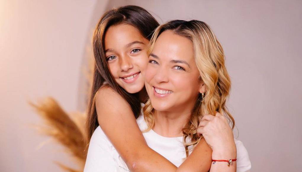 A través de su perfil de Instagram, la intérprete compartió un álbum de fotografías en las que se les puede ver de lo más cómplices y sonrientes, celebrando por todo lo alto con una increíble sesión, tal y como suelen hacerlo en cada ocasión especial.