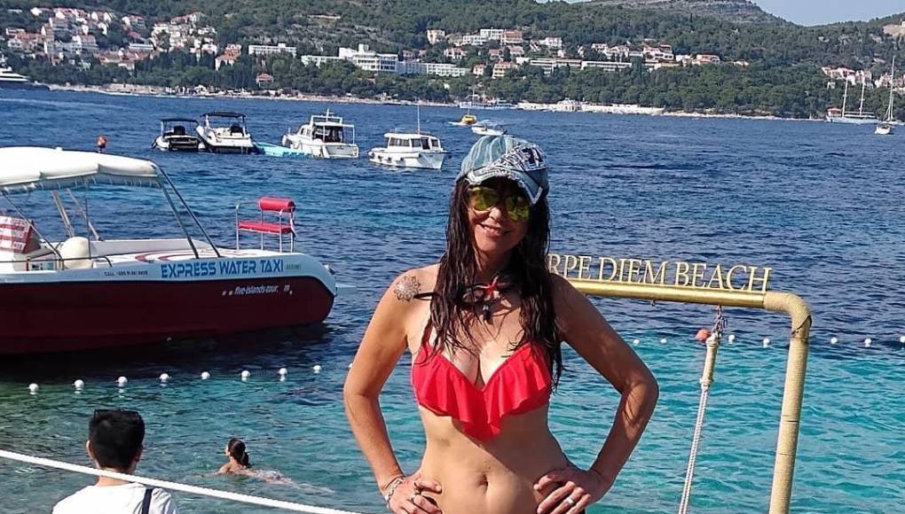 En redes sociales, los usuarios alaban la belleza de Alejandra Rodríguez y no pueden creer que sea una mujer de ya 60 años. Ante esto, la argentina dice que el secreto de su apariencia juvenil se debe a los cuidados que tiene. “Yo creo que lo básico es tener una vida sana, alimentarse bien, hacer actividad física, los cuidados normales; nada demasiado extraordinario, y un poco de genética. Yo lo que trato de hacer en general es el ayuno intermitente, que es estar un lapso de tiempo sin ingerir alimentos, creo que eso ayuda bastante. Intento comer comida orgánica, usar buenas cremas, este tipo de cuestiones”, indicó sobre su rutina en diálogo con El Trece.