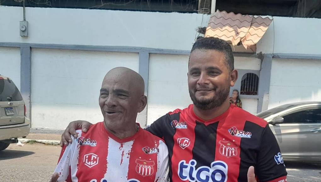 ‘Chilo‘ (derecha) es el fanático número 1 del Vida y fue la sensación en los alrededores del estadio Ceibeño.