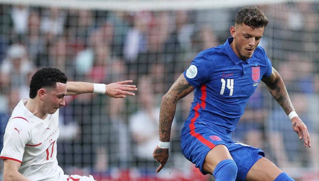 El defensor se mantiene en silencio y la prensa local asegura que hay otros factores desconocidos para renunciar de tal forma al seleccionado inglés.