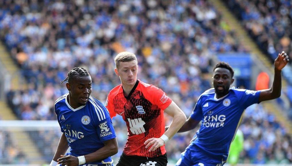 La ‘Championship’ consta de 46 partidos y es materialmente imposible que el Leeds, con 90 puntos en 45 duelos, iguale los 94 del Leicester. En Inglaterra ascienden dos equipos de forma directa y del tercero al sexto disputan los ‘playoffs’.