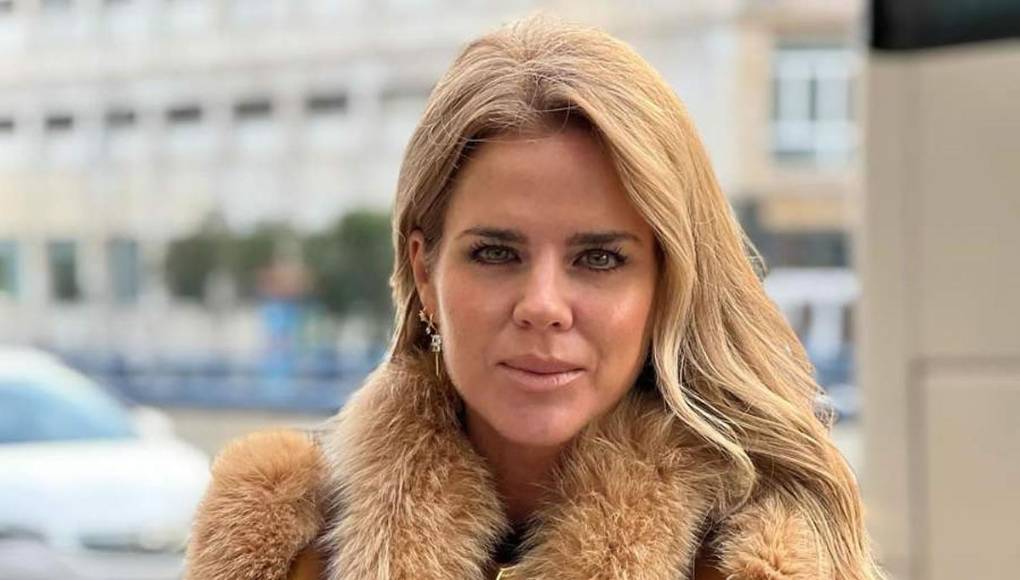 Aunque Amelia estudió Magisterio Infantil en la Universidad Complutense de Madrid, desde hace años gestiona varias tiendas de una conocida franquicia de joyas, junto a su madre.