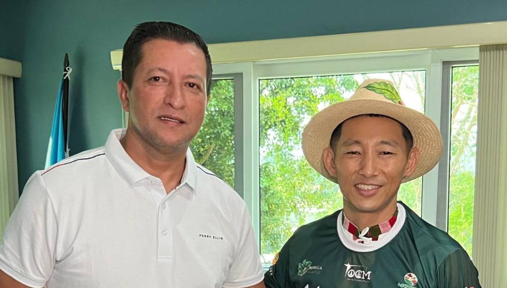Shin Fujiyama se puso la camisa del Real Honduras de la Liga Mayor.
