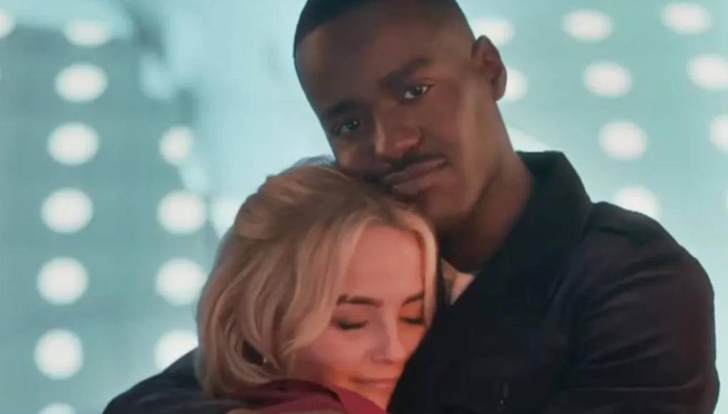 Precisamente la actriz, de 19 años, aseguró que su personaje “es una chica de la Generación Z” y la describió como un “alma perdida” que se convierte en la “llama gemela” -la nueva manera de llamar a un ‘alma gemela’ en la época de internet- y entabla una relación “platónica” con Doctor Who. “Ella es los ojos del público, el corazón de la serie”, complementa el actor. ‘Doctor Who’, dirigida por Russell T Davies, se estrena mañana viernes en Disney+.