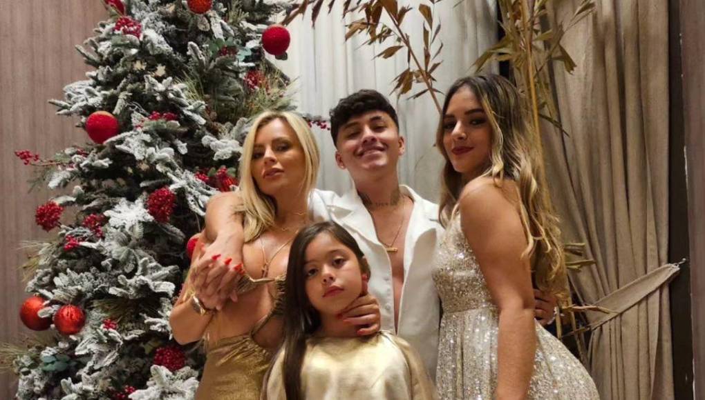 Sandra Muñoz tiene 45 años de edad y es madre de tres hijos: Alexa, Julián y Karla, a quienes llama su vida, su fuerza, su razón de ser y su todo. 