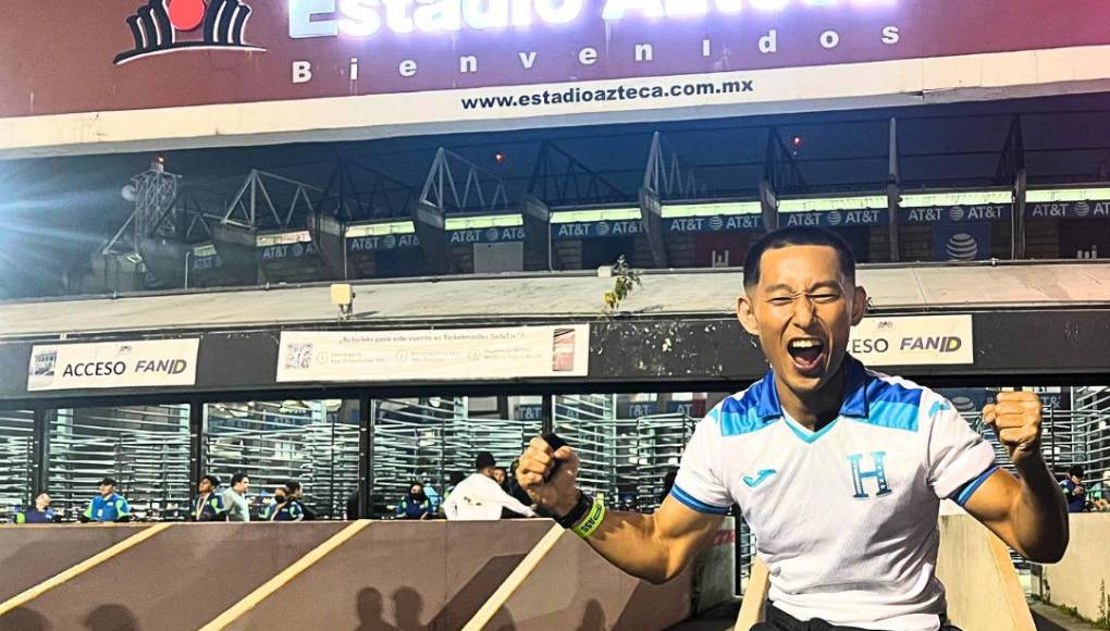 Shin Fujiyama fue a ver a Honduras contra México en el estadio Azteca.