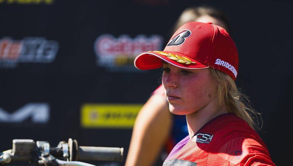 Posterior al accidente, la joven perdió la conciencia, después encontró su casco lleno de sangre y pidió ayuda. Los servicios médicos actuaron de manera rápida.