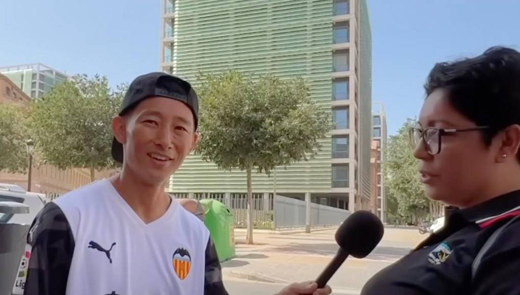 Shin Fujiyama en un video con la camisa del Valencia de España.
