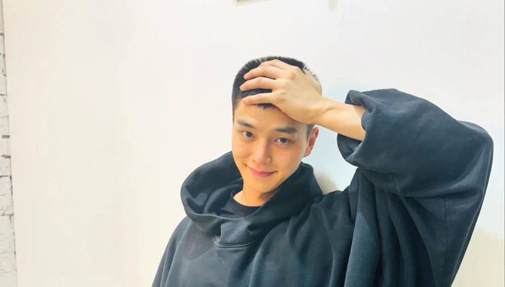 “No estaré a tu lado por un tiempo, pero el tiempo volverá rápidamente.Espero volver a saludarte personalmente entonces con un corazón agradecido y sano.Cuando llegue ese momento, espero verte más feliz de lo que eres ahora.Hay muchas cosas que quiero hacer cuando me una al ejército y una de ellas es aprender un nuevo idioma.”“No voy a dejar que el año y medio se desperdicie.Espero que SONGPYEON también pase el tiempo de una manera significativa, haciendo lo que quieran hacer y encontrándose a sí mismos.¡Volveré con buena salud, segura y feliz!¡Te amo SONGPYEON!