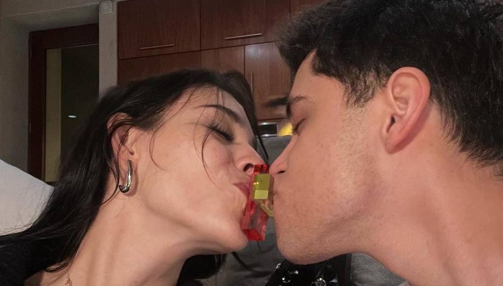 Para algunos, el nombre de su novio puede resultar desconocido; sin embargo, el joven ya tiene trayectoria en el mundo del entretenimiento. Alex Hoyer es un cantante, músico y productor de 26 años. Su nombre completo es Alexander Daniel Hoyer Hurtado; nació el 26 de julio de 1997 en Los Ángeles, California aunque se fue a vivir a Monterrey, Nuevo León desde pequeño. 