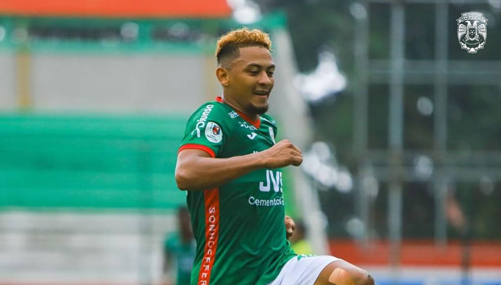 Alexy Vega lució un nuevo look en su cabello durante el partido del Marathón contra el Génesis.