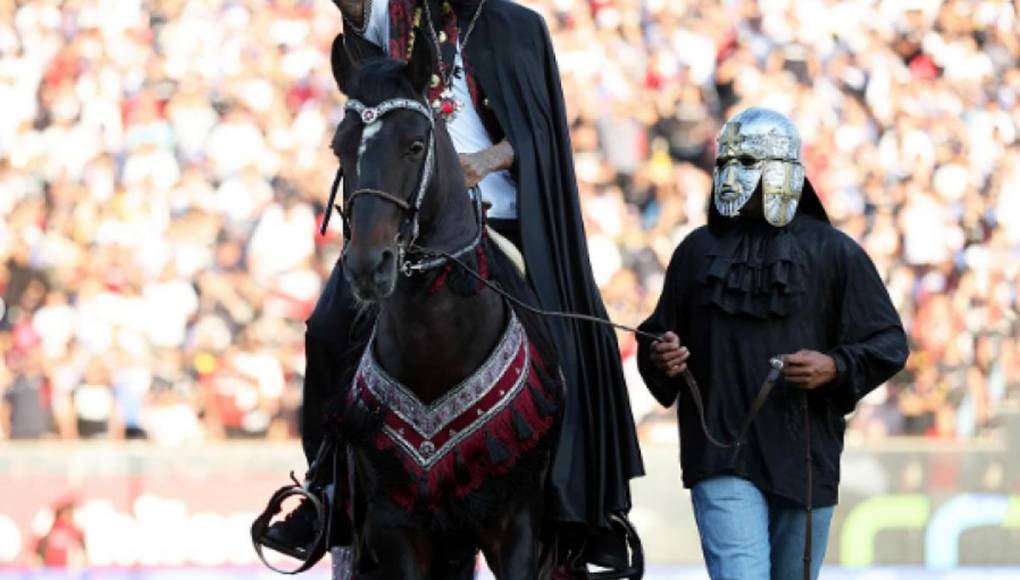 De todos los grandes regresos de las figuras del fútbol chileno como Jorge Toro, Elías Figueroa, Carlos Caszely, Patricio Yáñez, Iván Zamorano y Matías Fernández –también a Colo Colo– y que contó con 10 mil personas en 2019, la de Vidal marca un precedente, siendo el futbolista chileno con más títulos ganados con 25. 