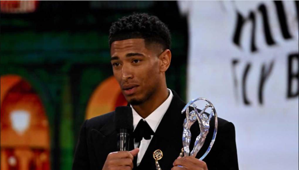 “Estar rodeado de gente inspiradora me ha hecho mucha ilusión”, dijo Bellingham, en conferencia de prensa, tras “vivir una semana de locos”. El futbolista británico habló sobre la responsabilidad que siente como deportista de mostrar un buen comportamiento tanto dentro como fuera del campo. 