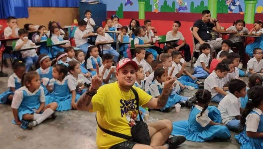 Sahin, en la acatualidad, ha compartido de su pasión con niños de diferentes escuelas del país llevándoles diversión como acción social de las bendiciones que recibe.