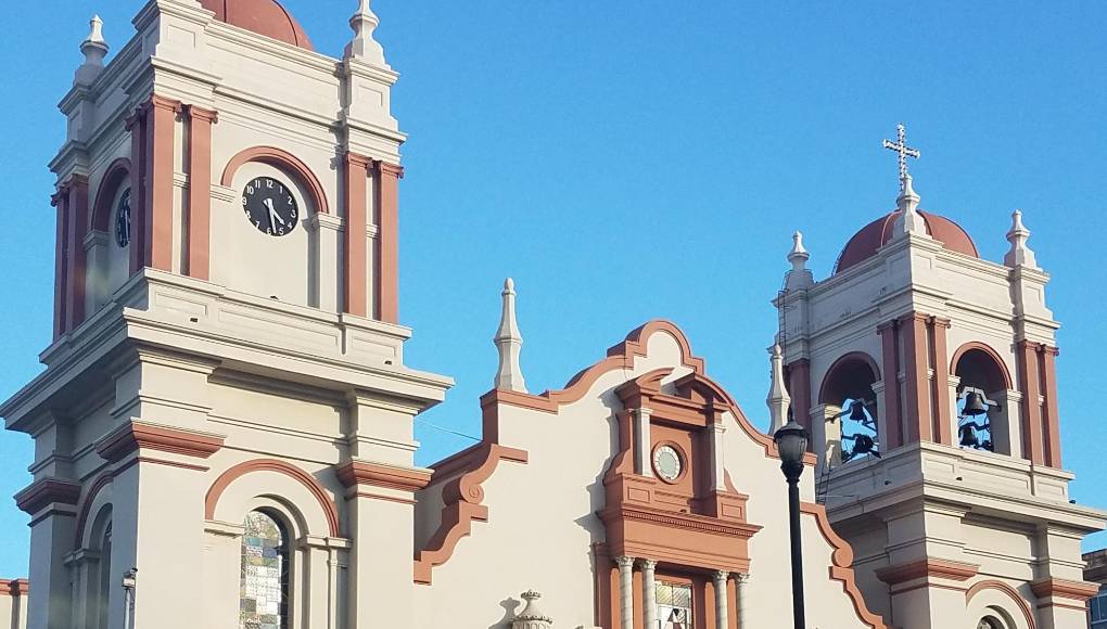 Mientras que en la cripta, ubicada debajo de la catedral, descansan los cuerpos de cuatro obispos: Monseñor Juan Sastre, Antonio Capdevilla, José García Villas y Jaime Brufau.