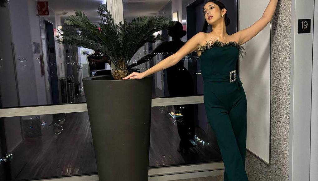 Es la primera vez que Monterrosa figura en esta pasarela, la cual ella considera que es una “semana increíble”, por todas las vivencias en la misma. Vale resaltar que ella abrió el show con un vestido del diseñador mexicano Iván Rodríguez. 