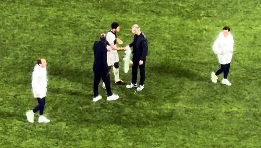 Marco Rose confesó en rueda de prensa que le pidió la camiseta a Bellingham para su hija. “Me lo pidió ella. Es una gran fan de Jude”.