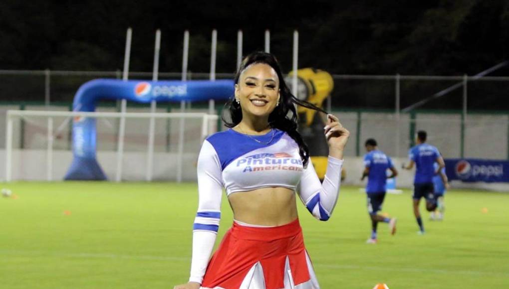Valeria Aguilar fue parte del grupo de edecanes que animó el partido entre Génesis y Motagua en el estadio Carlos Miranda de Comayagua.