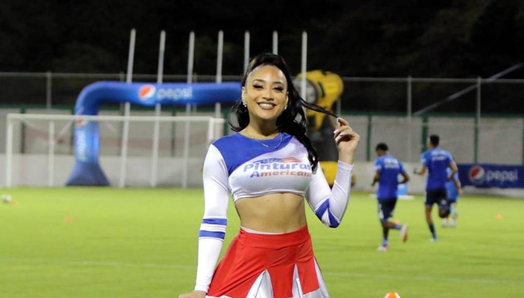 Valeria Aguilar fue parte del grupo de edecanes que animó el partido entre Génesis y Motagua en el estadio Carlos Miranda de Comayagua.