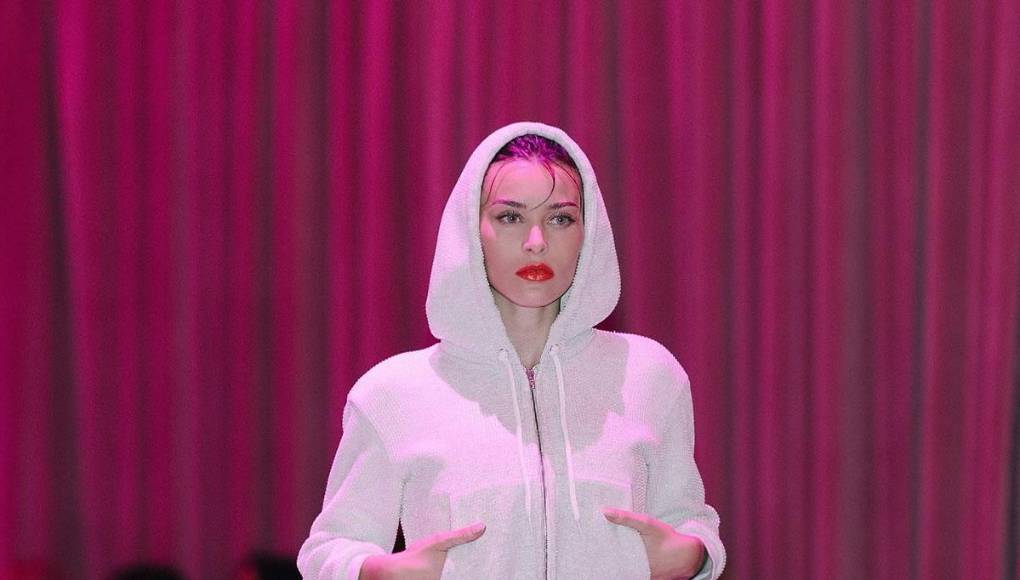 “Fue una experiencia traumática para mí... No voy a decir que todas las escenas fueron horribles para mí, pero tuve cinco o seis escenas en las que lo pasé francamente mal. Tuve que hablar con un psicólogo antes de algunas escenas, solo para poder ir al rodaje”, agregó la joven.