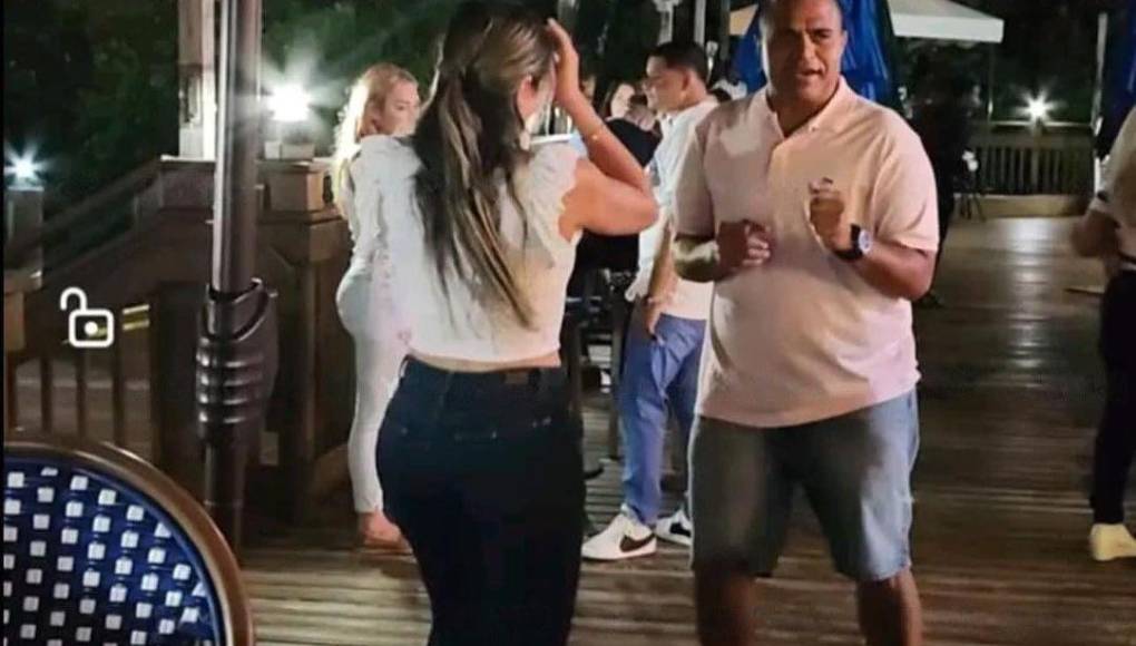 En las imágenes se observa al Negro Lobo sin grillete y disfrutando con una misteriosa dama.