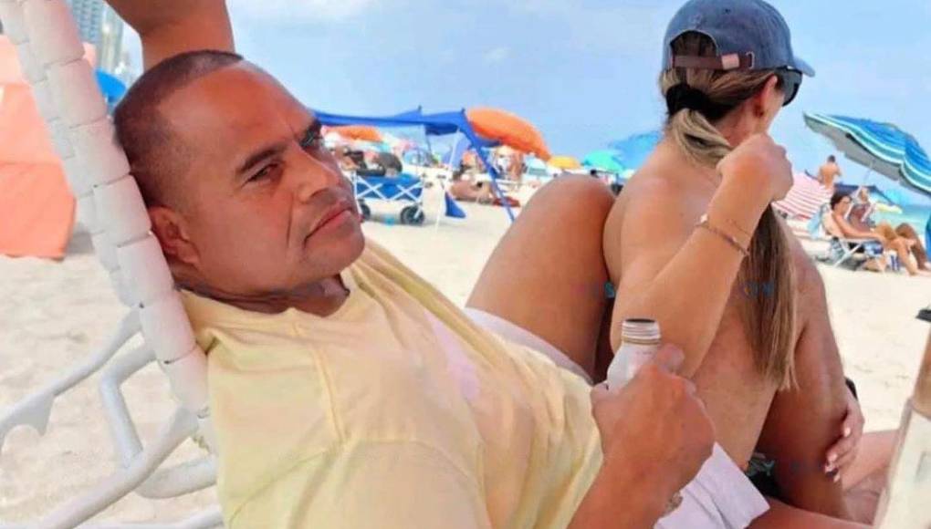 En las fotos de Lobo se ve a una misteriosa mujer con la que departe en las playas de Miami, Florida.