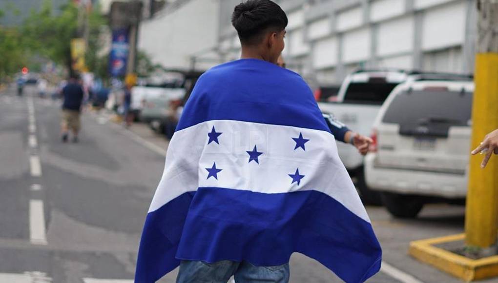 La bandera con las cinco entrellas no dejó de figurar por la primera calle de San Pedro Sula