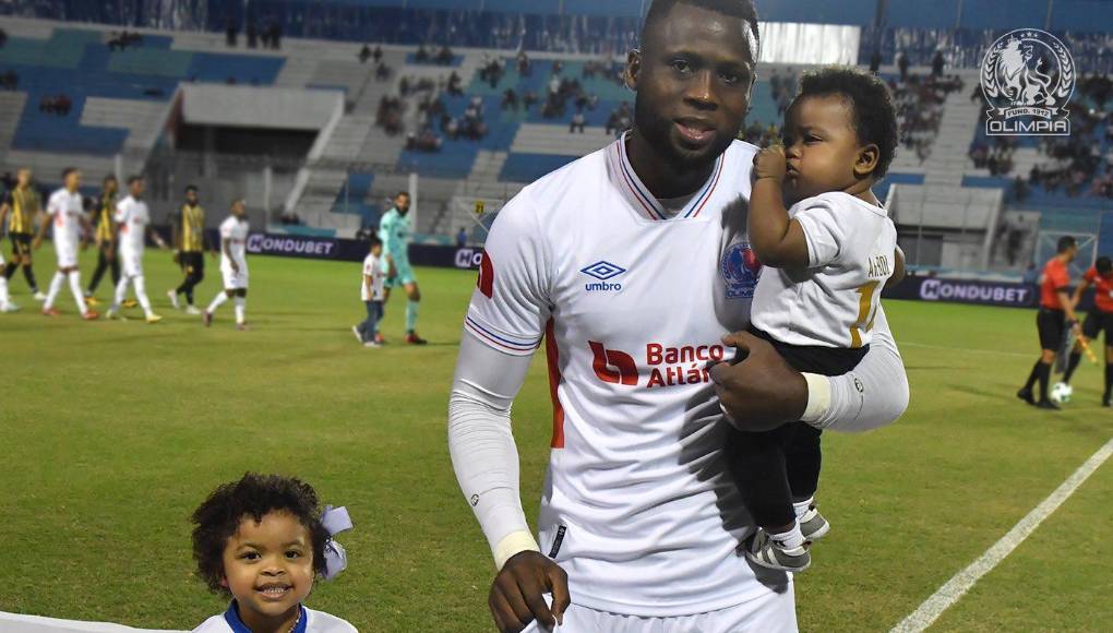 Quiso ser militar, lo pensó si no llegaba a triunfar en el fútbol. Tiene familia en el ejército y en la policía.