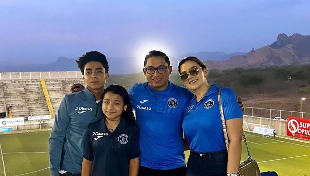 El exfutbolista hondureño Emilio Izaguirre, director deportivo del Motagua, asistió al estadio de Choluteca con su bella esposa Virginia Varela y sus hijos.